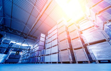 Depo tersanesinde forklift yükleyicisi, teslimat ve lojistik konsepti