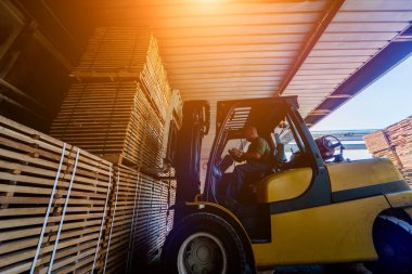 Forklift yükleyicisi keresteleri kuru fırına yüklüyor. Ağaç kuruyor.