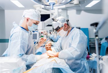 Omurilik ameliyatı. Ameliyathanede ameliyathanede ameliyat aleti olan bir grup cerrah. Laminektomi. Modern tıbbi arka plan