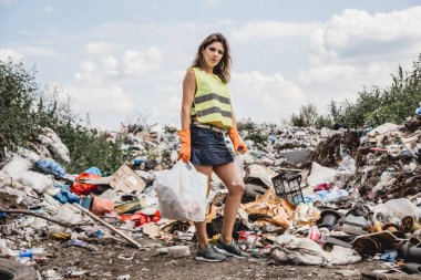 Kadın gönüllü plastik çöpleri temizlemeye yardım ediyor. Dünya günü ve ekoloji kavramı