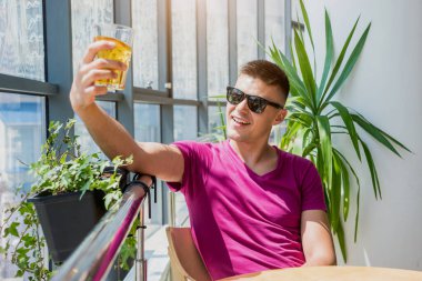 Bardaki genç adam. Bira içmek, pizza yemek. İşten sonra.