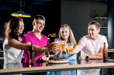 Pub 'daki neşeli arkadaşlar. Bira, şarap ve viski içmek, konuşmak, eğlenmek. İşten sonra arkadaşlarımla buluşacağım.