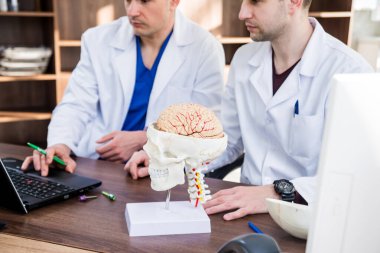 Hastanede tıp konseyi olan iki doktor. Beyin ameliyatından önce tıbbi konuları tartışıyoruz. Beyin Düzeni