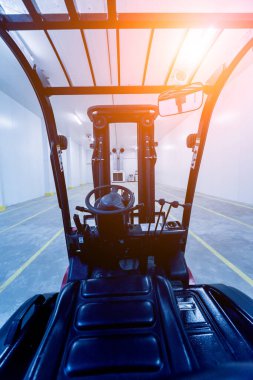 Büyük bir endüstriyel dondurucu deposunda forklift. Sebze depolamak için boş depo. Arkaplan