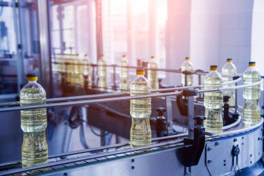 Şişelerdeki ayçiçeği yağı şişeleri, yüksek teknoloji konsepti, endüstriyel arka plan 