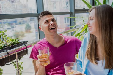 Barda neşeli bir çift var. Bira içmek, konuşmak, eğlenmek. İşten sonra toplantı