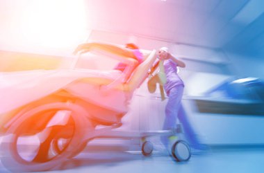 Hemşire hastanedeki hastayla seyyar tıbbi sandalyeyi hareket ettiriyor. Tıbbi ekipman. Kavram