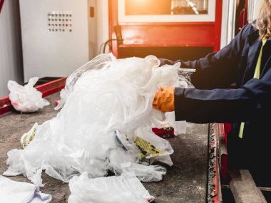Modern geri dönüşüm fabrikasında çöp toplayan işçiler