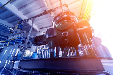 Boruları, pompaları ve motorları olan modern doğal petrol fabrikasının içi. Sektör arkaplanı