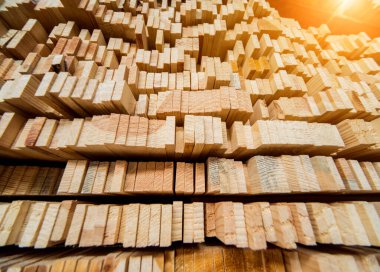 Doğal kaba tahta yığınları, endüstriyel keresteler.