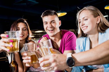 Pub 'daki neşeli arkadaşlar. Bira, şarap ve viski içmek, konuşmak, eğlenmek. İşten sonra arkadaşlarımla buluşacağım.