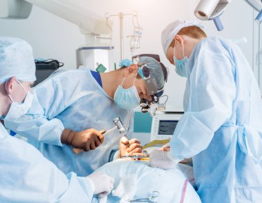 Omurilik ameliyatı. Ameliyathanede ameliyathanede ameliyat aleti olan bir grup cerrah. Laminektomi. Modern tıbbi arka plan