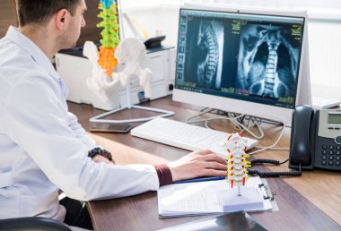 Hastanede tıp konseyi olan iki doktor. Tıbbi konuları tartışıyoruz. Omurilik ameliyatı