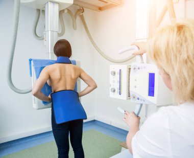 Radyolog ve hasta bir x-ışını odada. Klasik tavana montajlı x-ray sistemi. Tıbbi donatımı