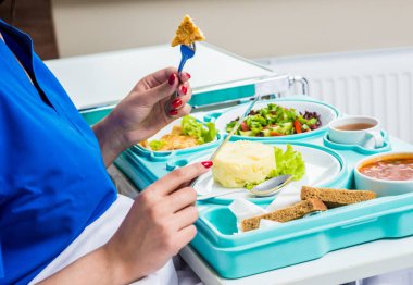 Genç bayan hastalar için tepsiyi kahvaltıyla kapatın.