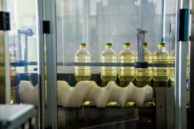 Şişelerdeki ayçiçeği yağı şişeleri, yüksek teknoloji konsepti, endüstriyel arka plan 