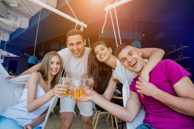 Pub 'daki neşeli arkadaşlar. Bira içmek, konuşmak, eğlenmek. İşten sonra arkadaşlarımla buluşacağım.