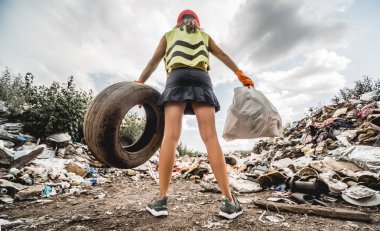Kadın gönüllü plastik çöpleri temizlemeye yardım ediyor. Dünya günü ve ekoloji kavramı