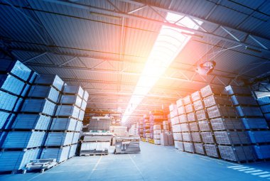 Depo sanayi şirketi raflara istiflenmiş sandıklar.