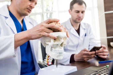 Hastanede tıp konseyi olan iki doktor. Beyin ameliyatından önce tıbbi konuları tartışıyoruz. Beyin Düzeni