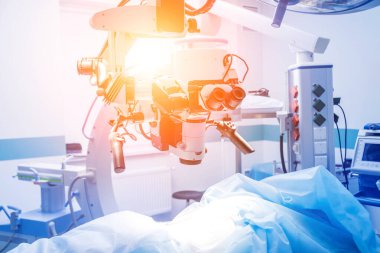 Omurilik ameliyatı. Ameliyathanede ameliyathanede ameliyat aleti olan bir grup cerrah. Laminektomi. Modern tıbbi arka plan