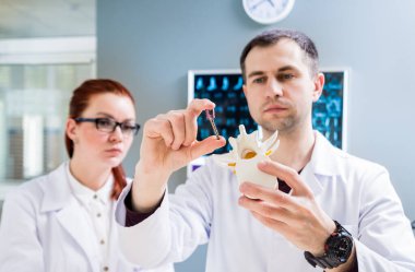 Doktorlar hastanede tıbbi konsey kuruyor. Tıbbi konuları tartışıyoruz. Omurga saplantı sistemleri. Omurilik ameliyatı