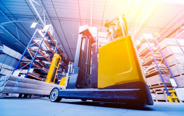 Depo tersanesinde forklift yükleyicisi, teslimat ve lojistik konsepti