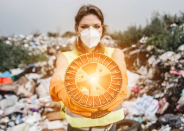 Kadın gönüllü plastik çöpleri temizlemeye yardım ediyor. Dünya günü ve ekoloji kavramı
