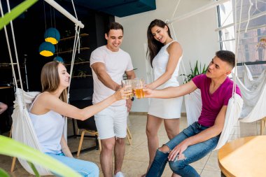 Pub 'daki neşeli arkadaşlar. Bira içmek, konuşmak, eğlenmek. İşten sonra arkadaşlarımla buluşacağım.