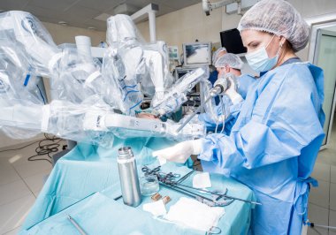 Modern cerrahi sistem. Tıbbi robot. Minimum invazif robotik cerrahi.