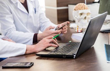 Hastanede tıp konseyi olan iki doktor. Beyin ameliyatından önce tıbbi konuları tartışıyoruz. Beyin Düzeni