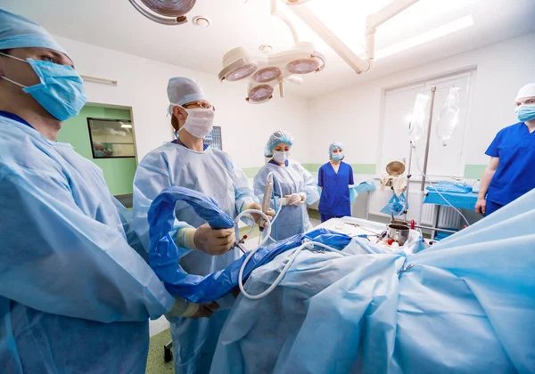 Artroscoop Operatie Orthopedische Chirurgen Teamwork Operatiekamer Met Moderne Artroscopische Hulpmiddelen — Stockfoto