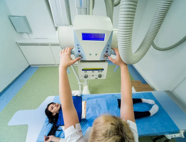 Radiologe Und Patient Einem Röntgenraum Klassisches Röntgensystem Der Decke — Stockfoto