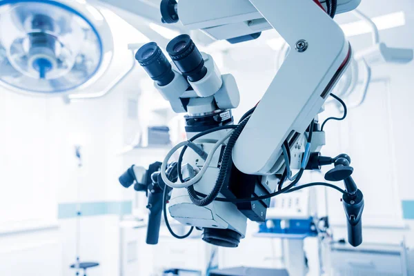 Moderni Mikroskooppi Leikkauksiin Leikkaussalissa Sairaalassa — kuvapankkivalokuva