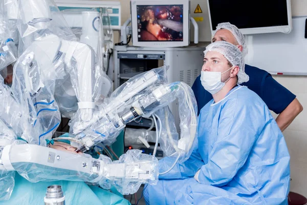 Moderní chirurgický systém. Lékařský robot. Minimálně invazivní robotická operace. — Stock fotografie