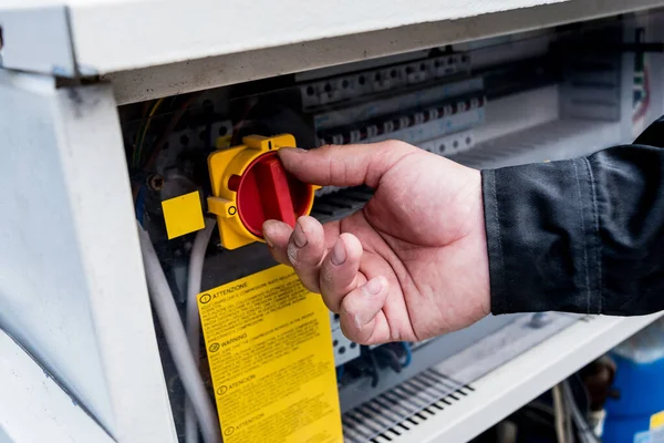 Szellőzőtisztítás Szakember Munkahelyen Javító Szellőztető Rendszer Hvac Ipari Háttér — Stock Fotó