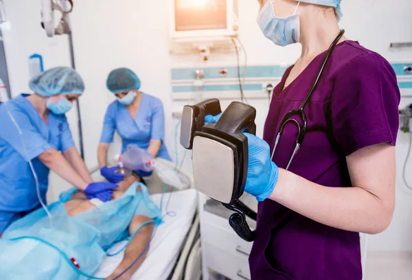 Läkare Ger Återupplivning Till Manlig Patient Akuten Hjärtmassage Defibrillering — Stockfoto