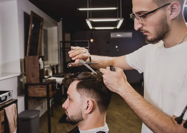 Jovem Com Corte Cabelo Moda Barbearia Barbeiro Faz Penteado Barba — Fotografia de Stock