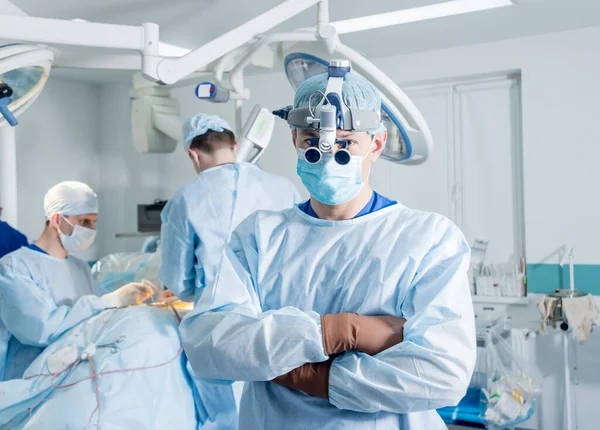 Spinal surgeon in operating room with surgery equipment. — Stock Photo, Image