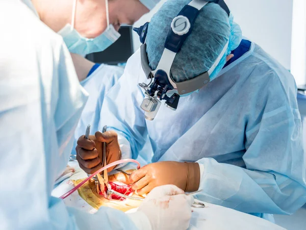Operace Páteře Skupina Chirurgů Operačním Sále Chirurgickým Vybavením Laminectomii Moderní — Stock fotografie
