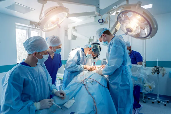 Cirurgia da coluna. Grupo de cirurgiões em centro cirúrgico com equipamento cirúrgico. Laminectomia — Fotografia de Stock