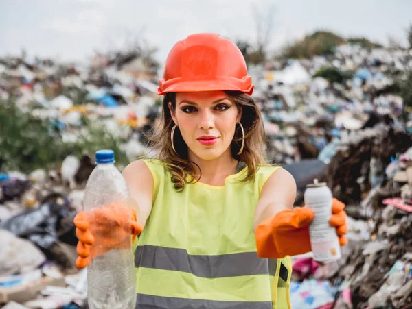 Kadın Gönüllü Plastik Çöpleri Temizlemeye Yardım Ediyor Dünya Günü Ekoloji — Stok fotoğraf