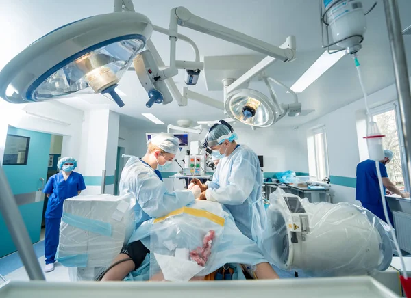 Operace páteře. Skupina chirurgů na operačním sále s chirurgickým vybavením. Laminektomie — Stock fotografie