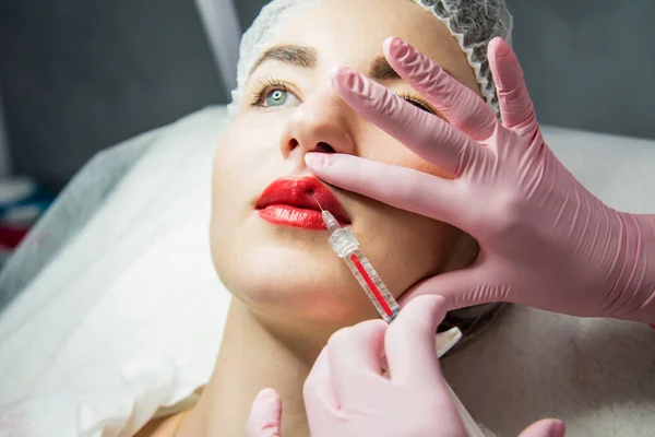 Arts Cosmetoloog Maakt Gezichtsinjecties Procedure Jonge Vrouw Een Schoonheidssalon Cosmetologisch — Stockfoto