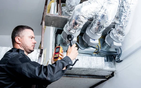 Technik Používá Ruční Anemometr Měření Průtoku Vzduchu Rychlosti Tlaku Větru — Stock fotografie