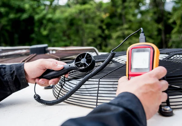 Technik Použití Ruční Anemometr Měření Průtoku Vzduchu Měření — Stock fotografie