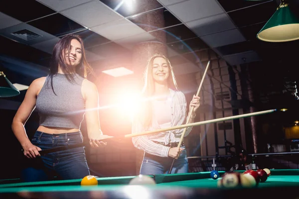 Dos Mujeres Jóvenes Jugando Billar Sala Billar Fondo —  Fotos de Stock