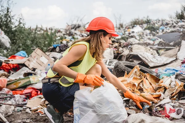 Kadın Gönüllü Plastik Çöpleri Temizlemeye Yardım Ediyor Dünya Günü Ekoloji — Stok fotoğraf