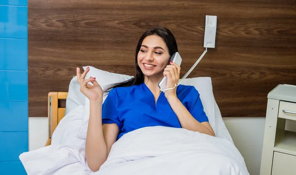 Paziente Che Parla Telefono Nel Letto Ospedale Giovane Donna Caucasica — Foto Stock