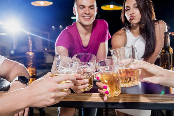 Amici Allegri Pub Bere Birra Parlare Divertirsi Incontrare Gli Amici — Foto Stock